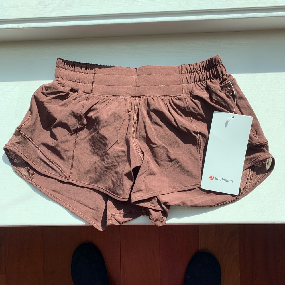 lululemon hotty hot short 2.5”